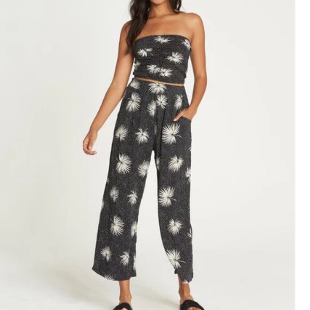Billabong Palm print pants, wide leg, cropped, size small